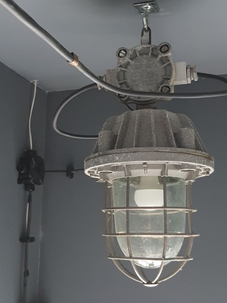 Lampa loft, industrial, stara lampa, instalacja, design, przemysłowa