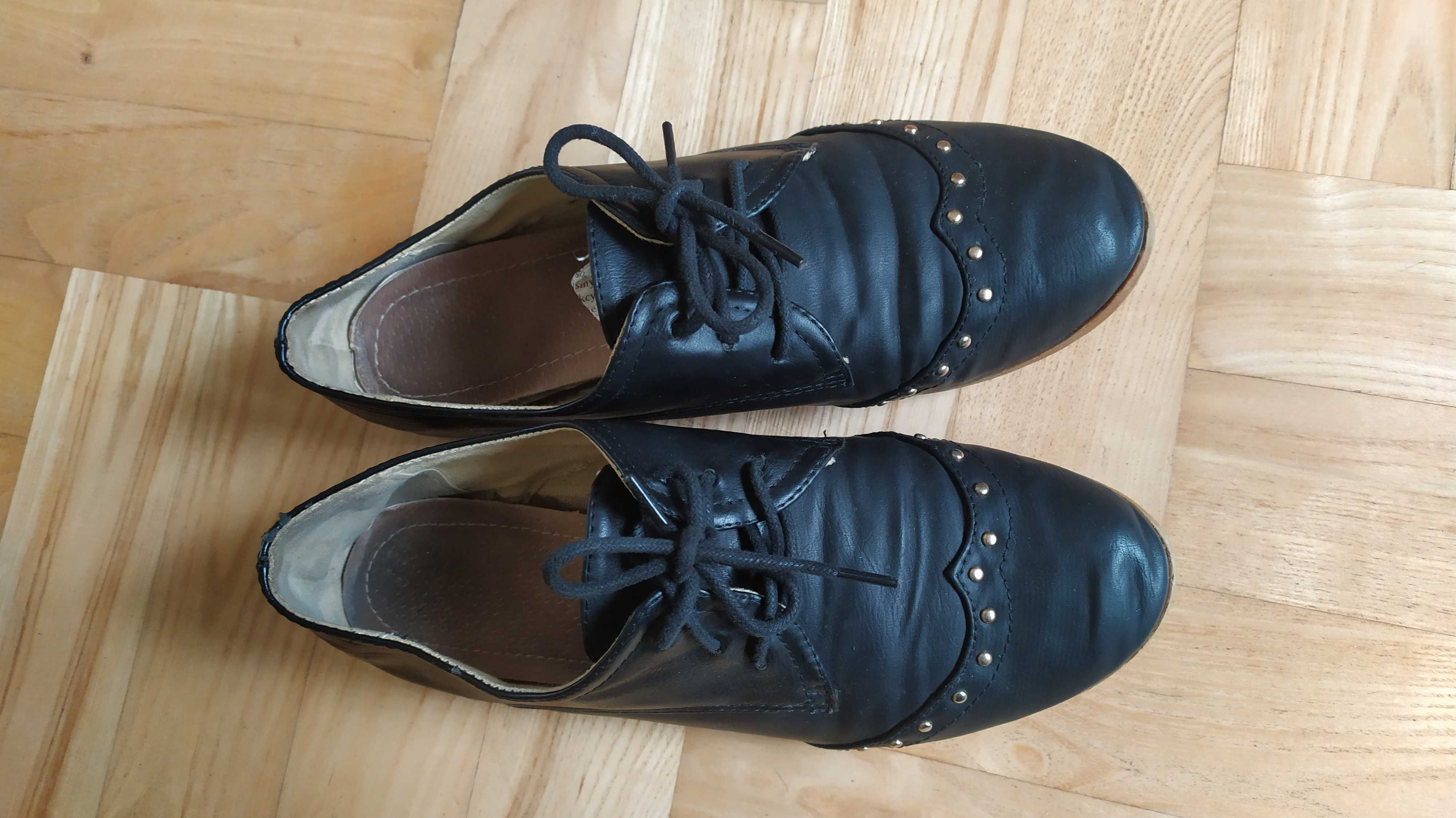 Buty czarne ze złotymi dodatkami