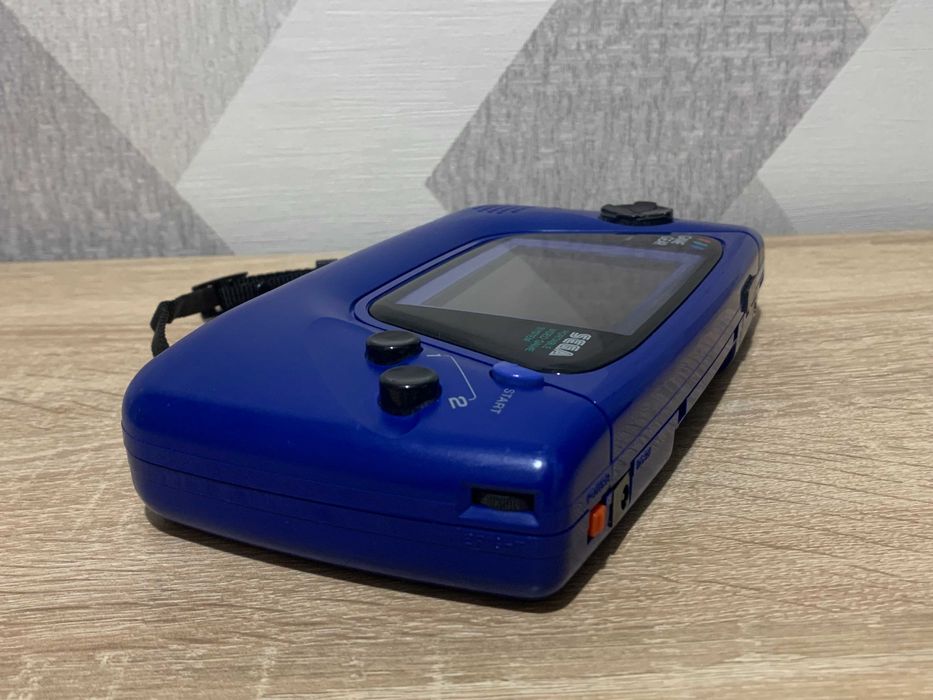 Sega game gear Blue в робочому стані з блоком живлення та картриджем