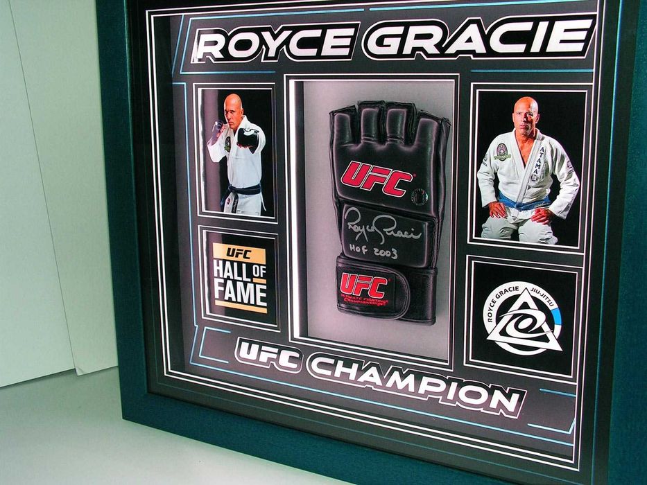 Royce Gracie rękawica UFC z autografem w pięknej oprawie LED