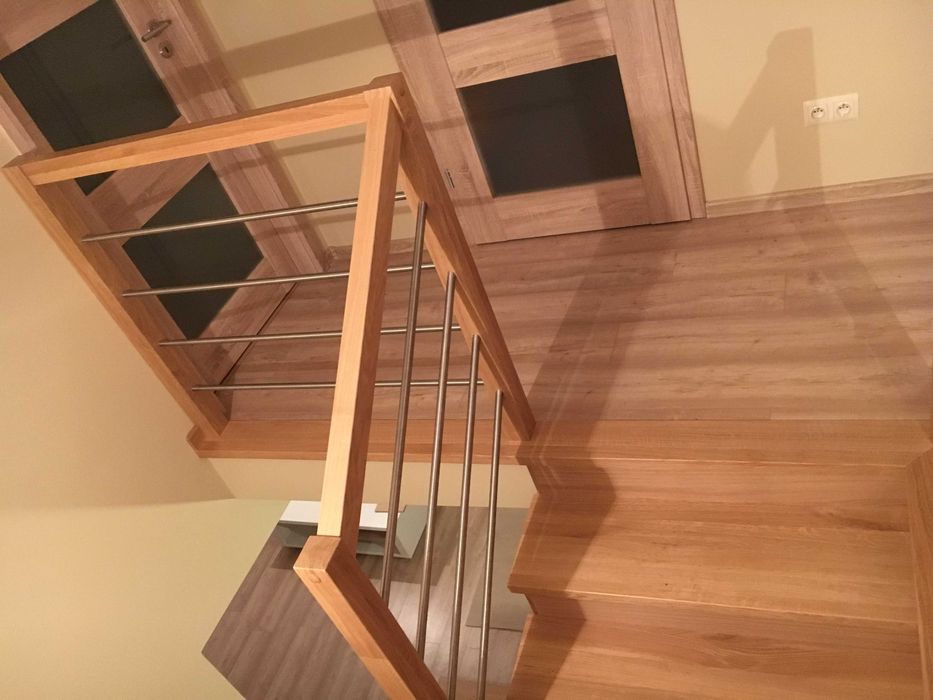Schody dębowe z balustradą