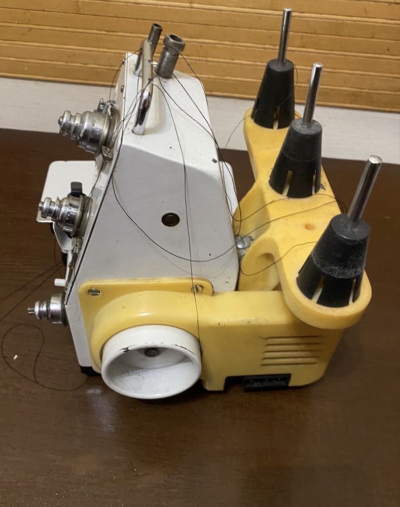 Оверлок Yamata FN2-7D педал и шнур входит комплекте
