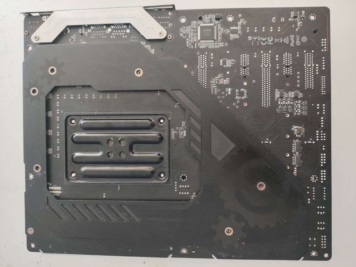 На ноутбук: Asrock Taichi X570 (топ) / Ryzen 5600X/16GB DDR4 4000Mhz
