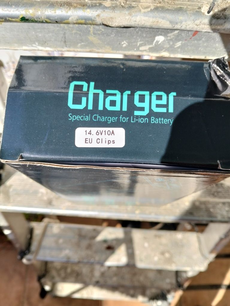Vendo carregador de 14.6  10amp