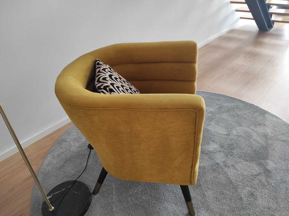 Cadeirão + mesa de apoio novos