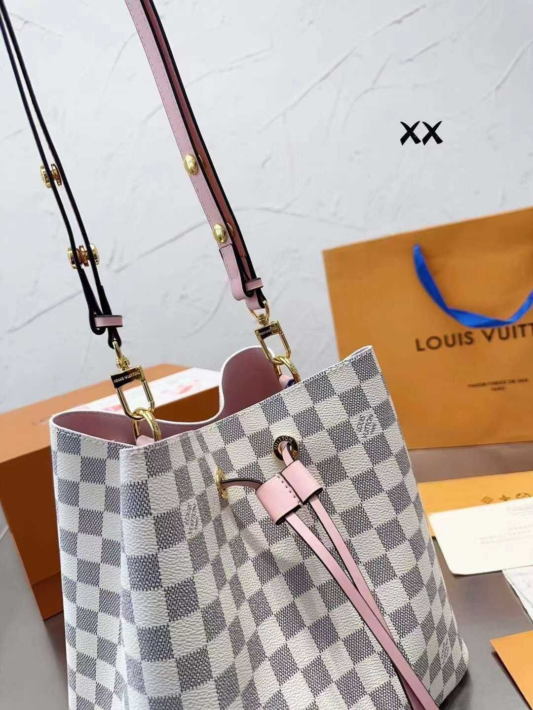 Torebka damska elegancka Louis Vuitton od reki