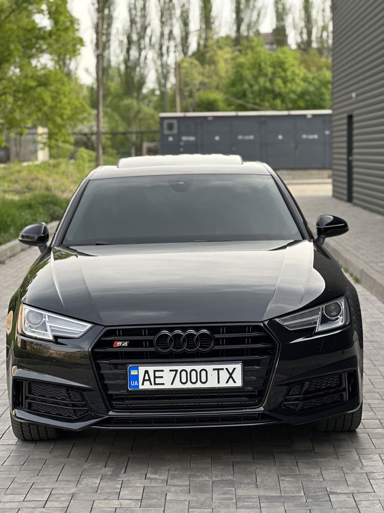 Audi a4b9 s line