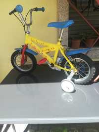 Bicicleta de criança com rodinhas e travões
