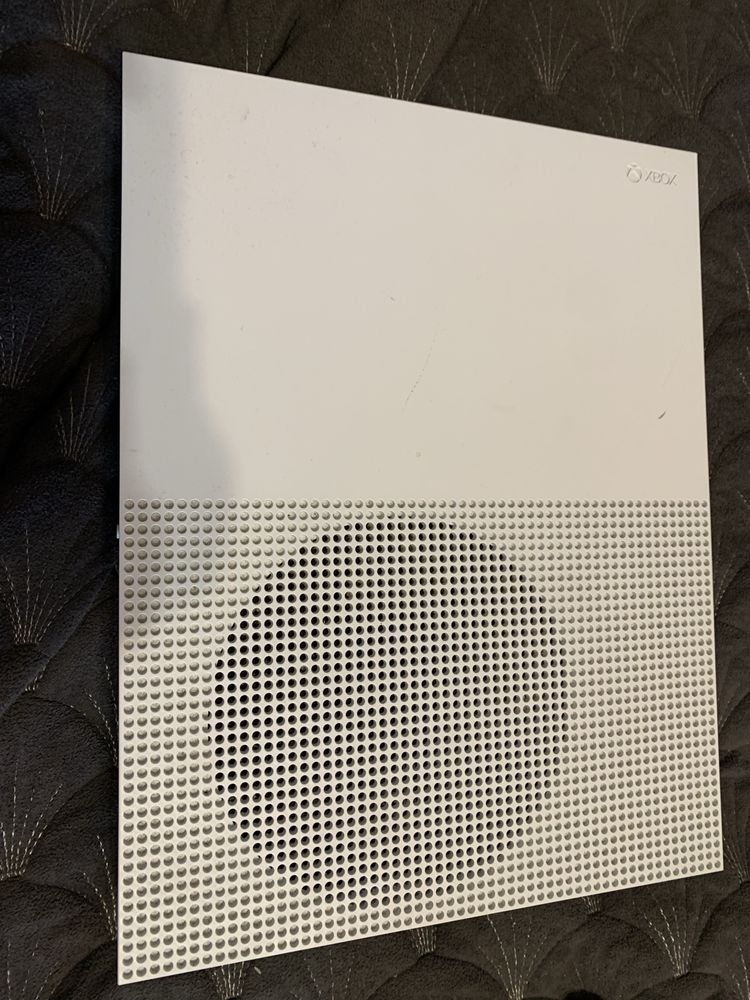 Xbox One S 500gb + 3 гри