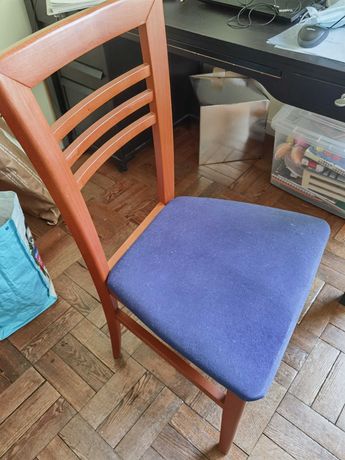 Cadeira madeira e estofo azul