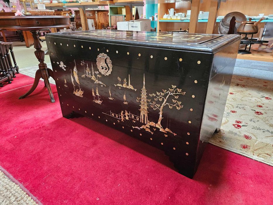 ARCA ORIENTAL EM CÂNFORA - Com ricos motivos decorativos