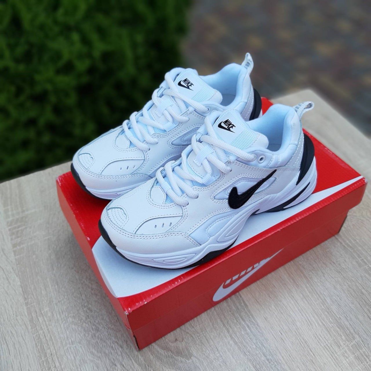 Жіночі кросівки nike m2k tekno білі з чорним