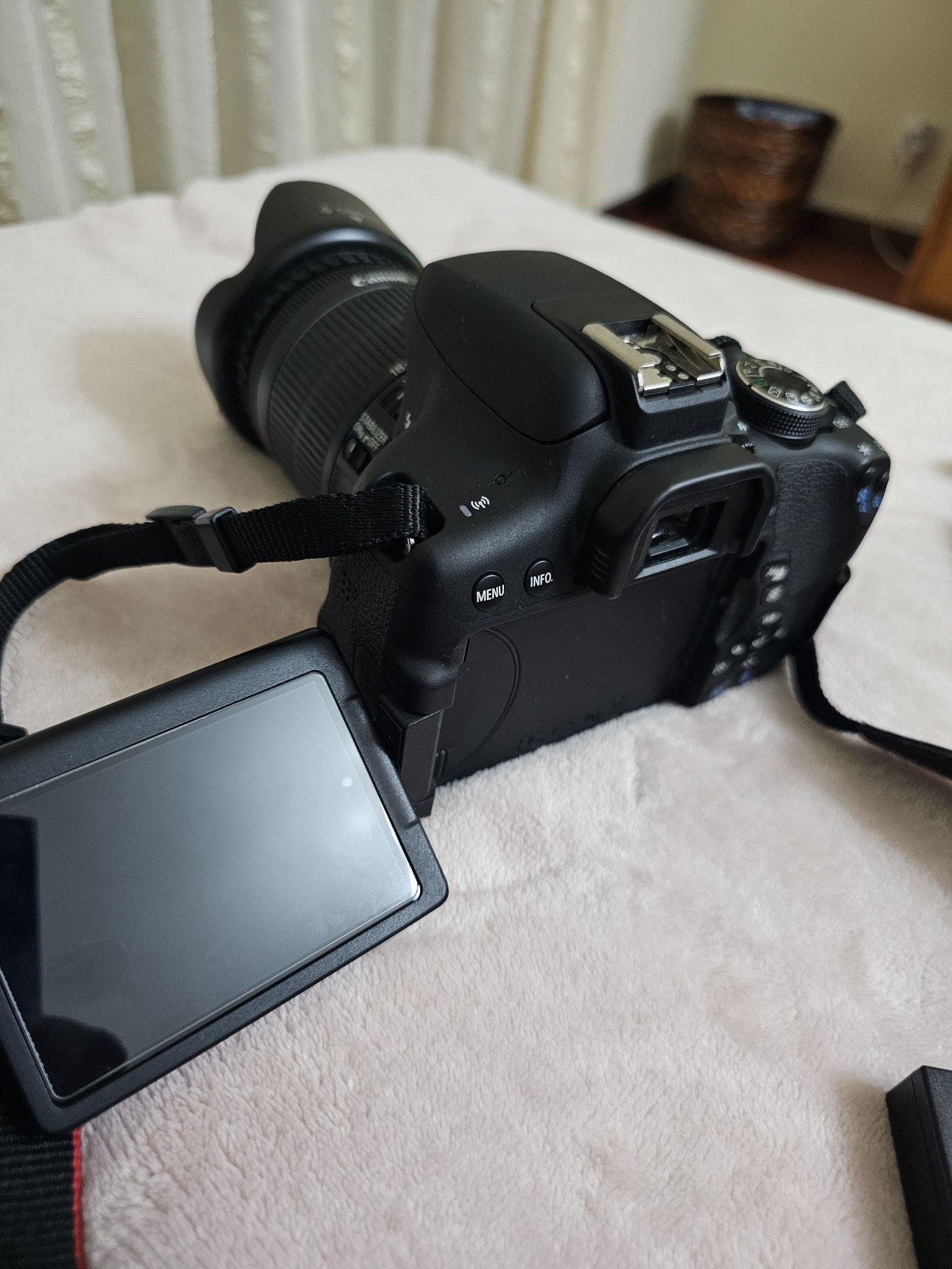 Máquina fotográfica Canon EOS 750 + lente EF-S 18-55mm