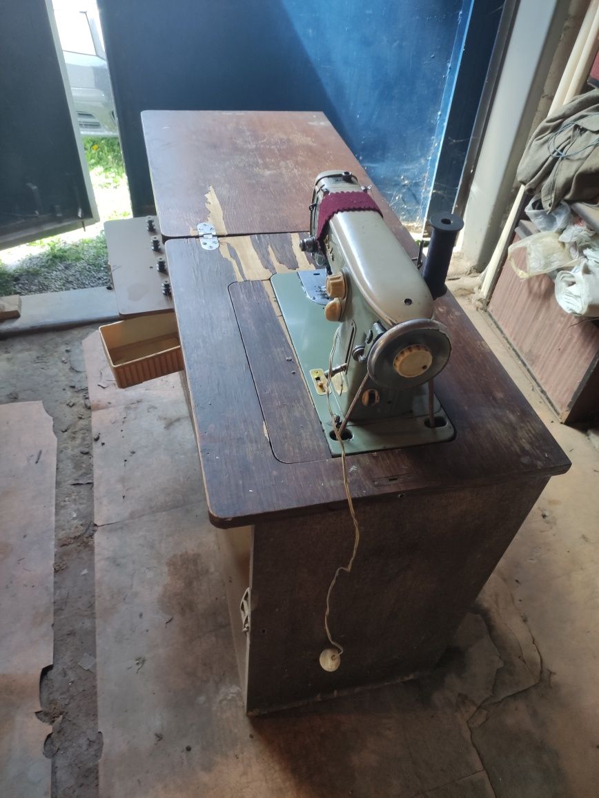 Механічна швейна машинка LADA