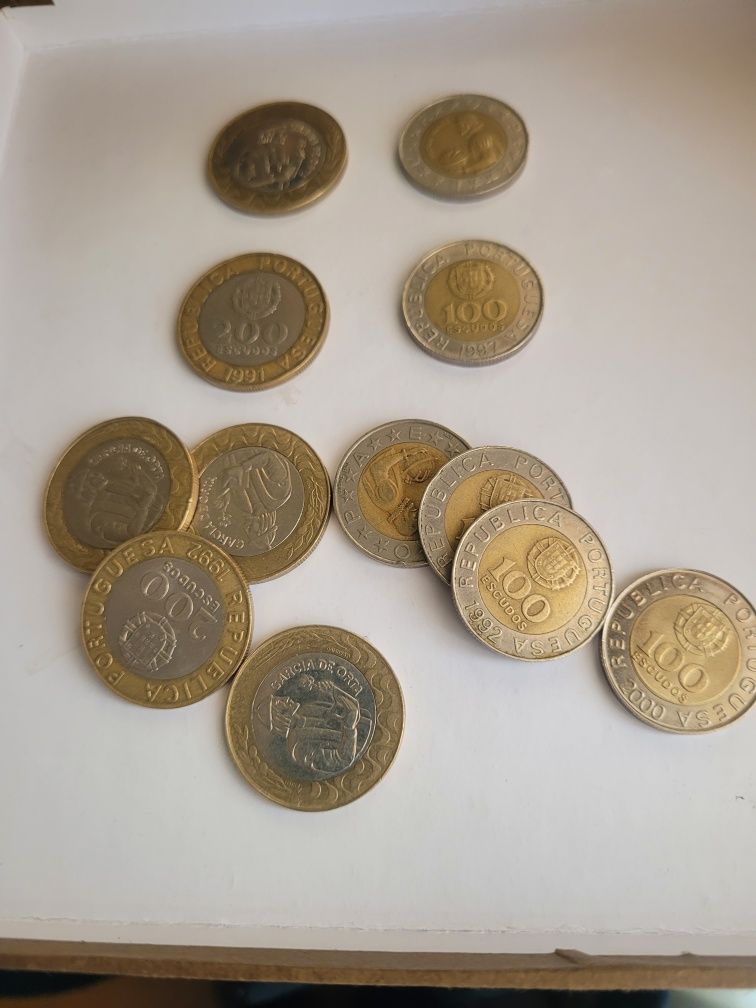 12 moedas de 200 e 100 escudos