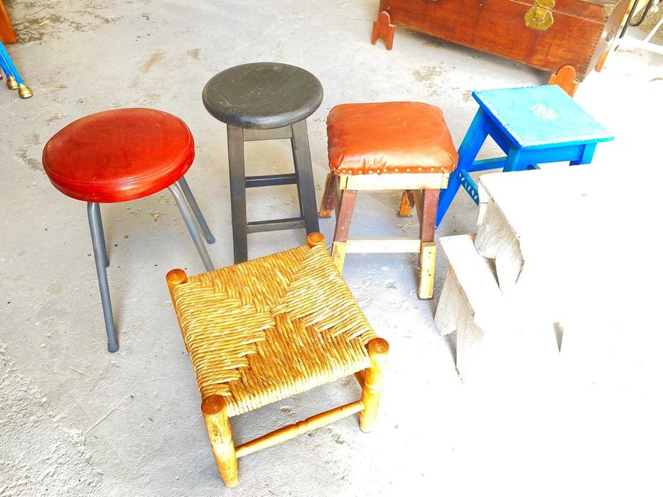 Lote de 7 bancos, distintos