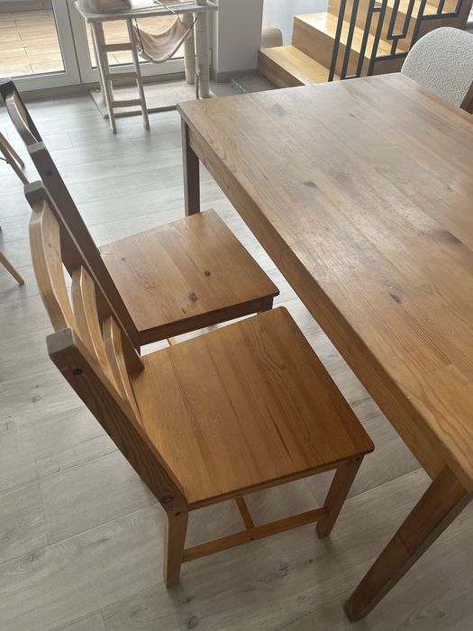 Stół plus 4 krzesła