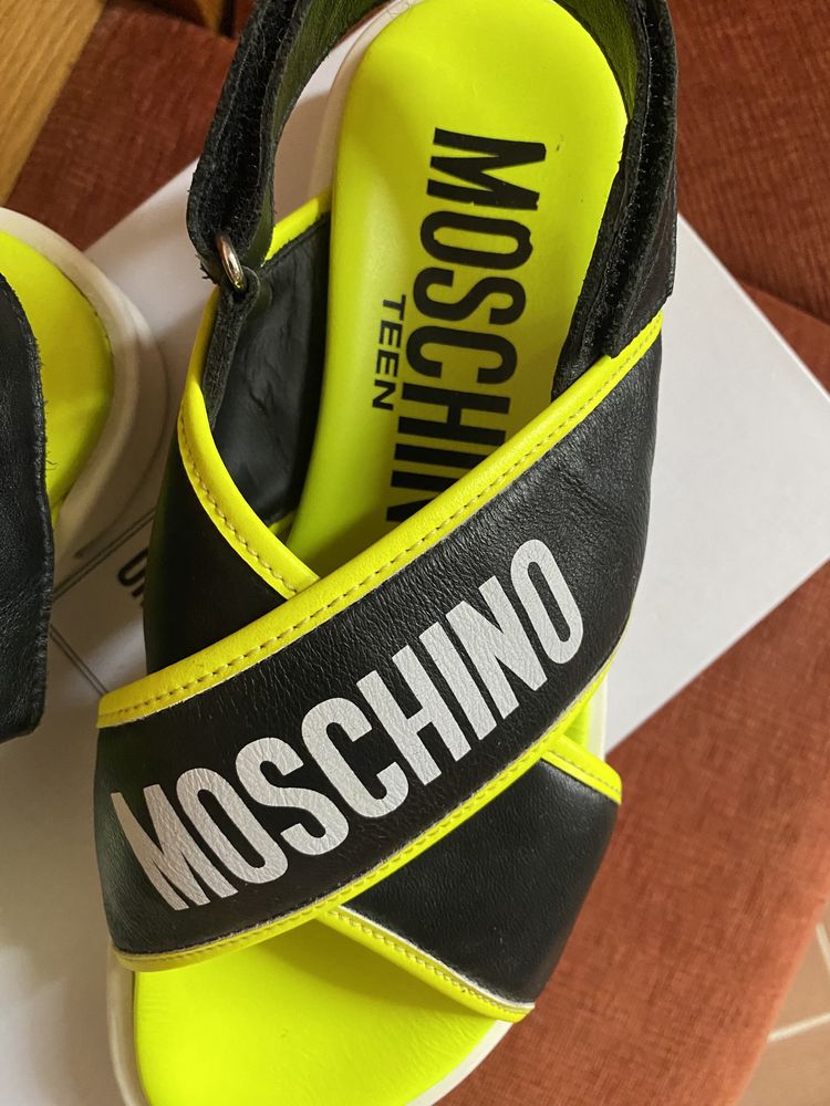 Жіночі брсоніжки Moschino