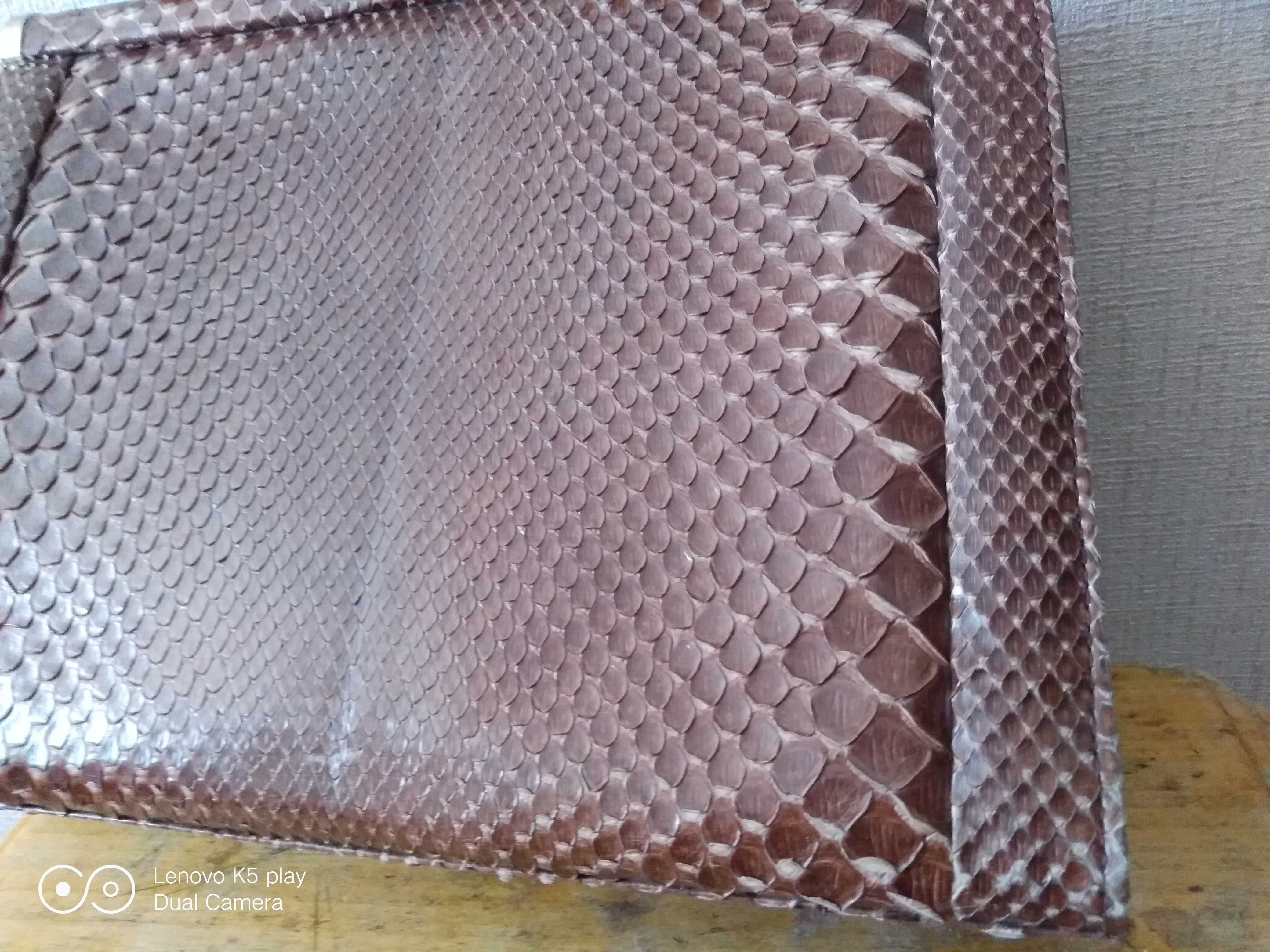 сумочка із шкіри змії, Куба