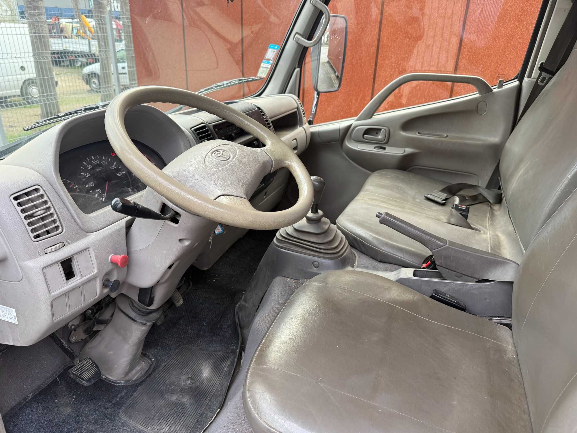Toyota dyna cabine dupla tribasculante