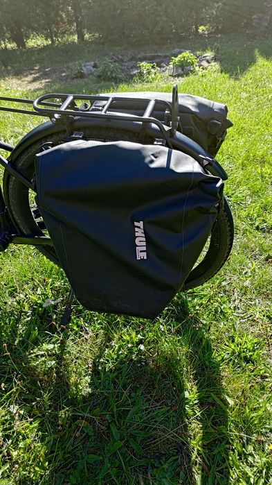 Komplet rowerowego osprzętu bagażowego: sakwy Thule i Ortlieb bagażnik