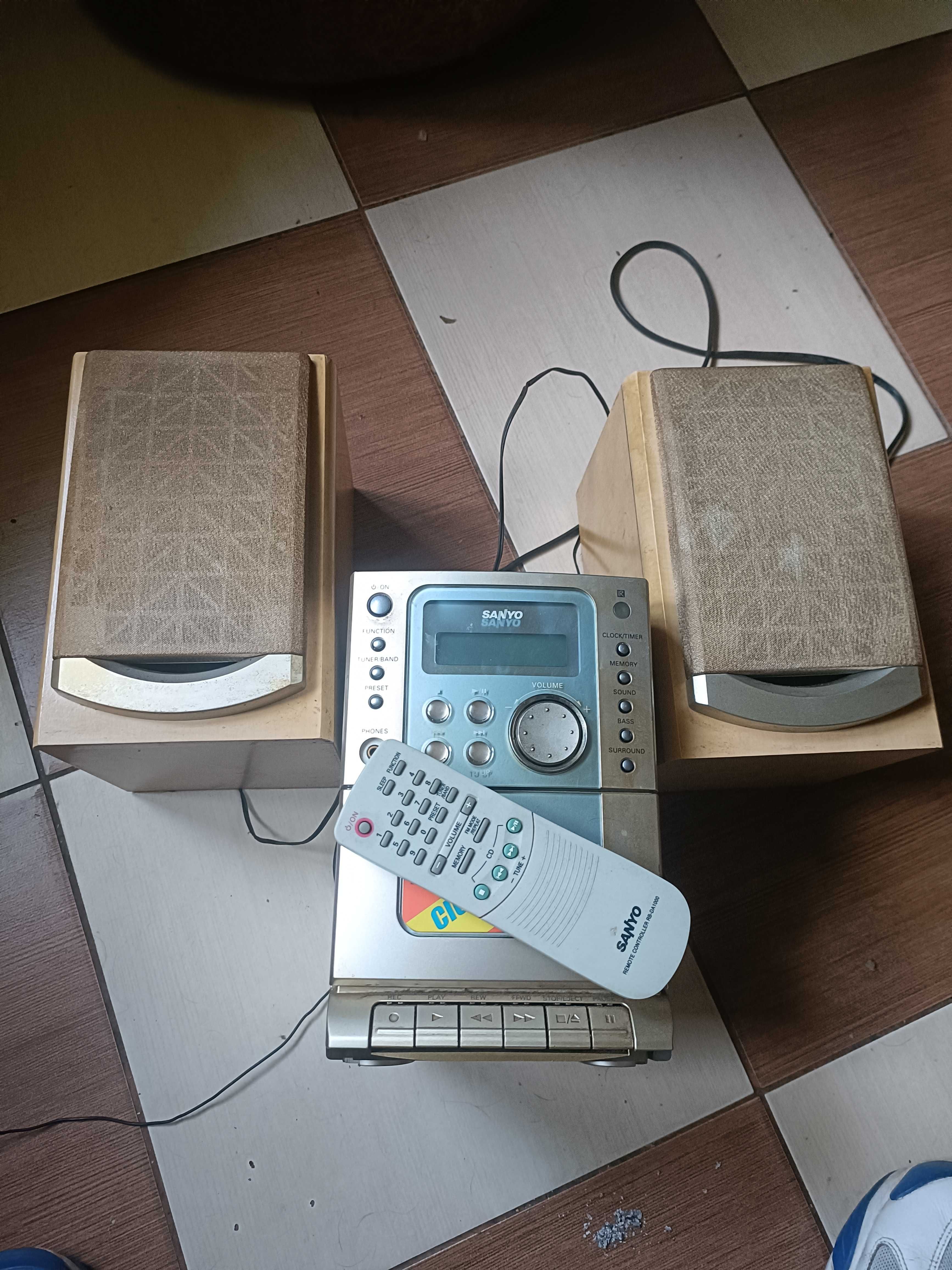 wieża z kolumnami i pilotem sanyo