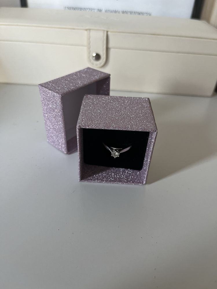 Brokatowe pudełeczko na biżuterię opakowanie prezentowe pudełko