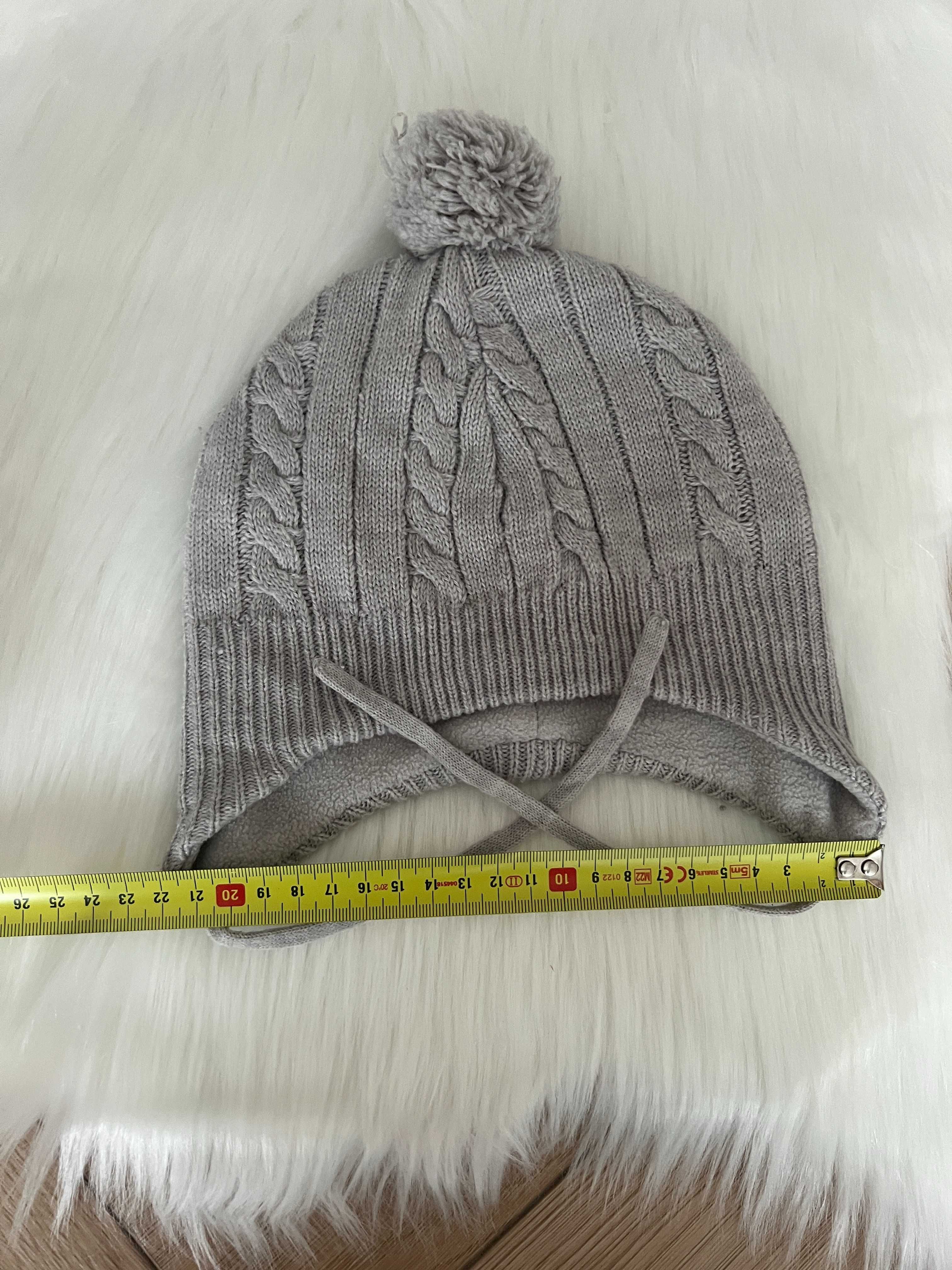 Szara czapka z podszewka polarową z pomponem wiązana H&M r 86/92