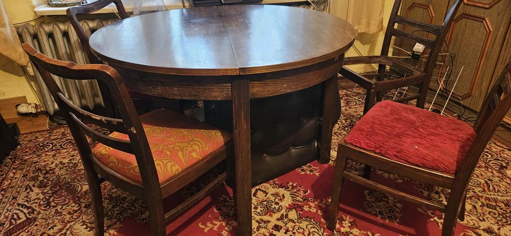 Drewniany stół z krzesłami