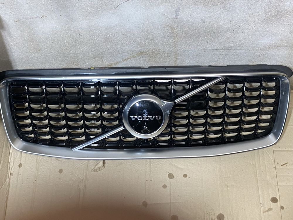 Pешетка радиатора гриль VOLVO V60 S60  V70 XC40 XC 60 R-DESING