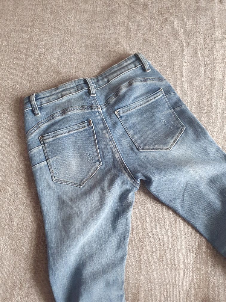 Spodnie jeansowe Laulia z przetarciami i dziurami r.38