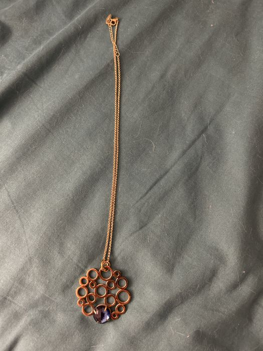 Fio dourado com pedra azul