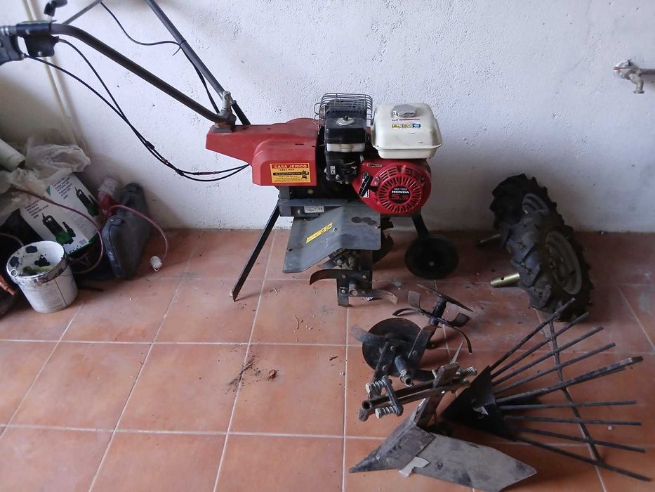 Motocultivadora Honda 5 x 5 com Acessórios