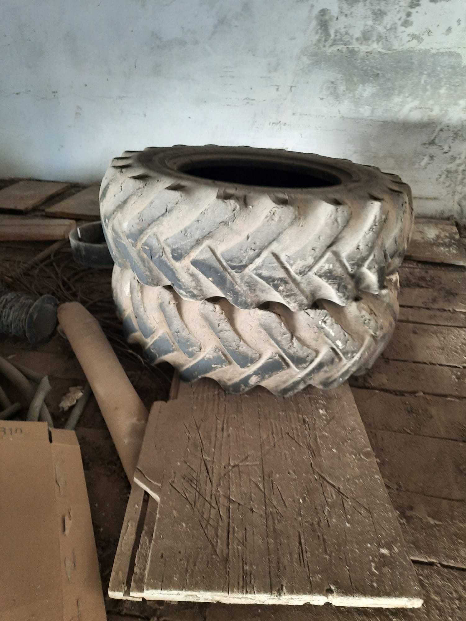 Pneus de retroescavadora.
