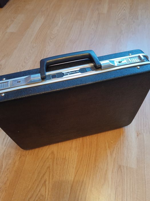 Twarda walizka neseser na dokumenty