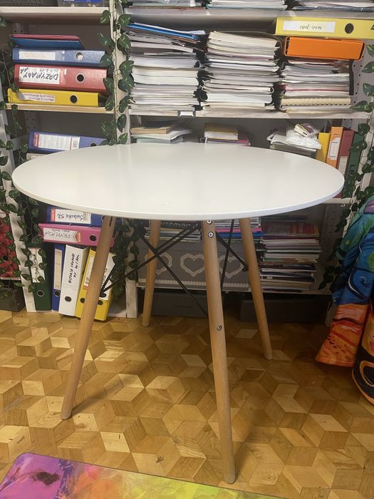 Piękny biały okrągły stół na drewnianuch nogach