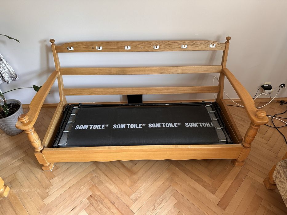 Dębowy zestaw wypoczynkowy sofa z funkcją spania, trzy fotele i stolik