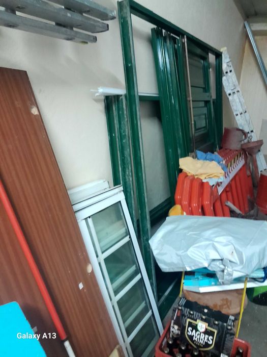 Portadas de aluminio e porta de entrada.