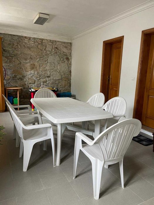Conjunto de mesa e 6 cadeiras em plástico branco – ideal para exterior