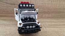 Miniatura Toyota Land Cruiser FJ40 1:24