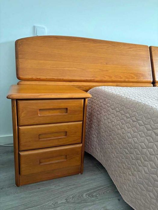 Vendo cama (sem colchão) com 2 mesas de cabeceira em ótimo estado