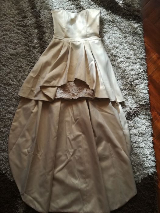 Piękna wyjątkowa złota sukienka przód krótki z trenem