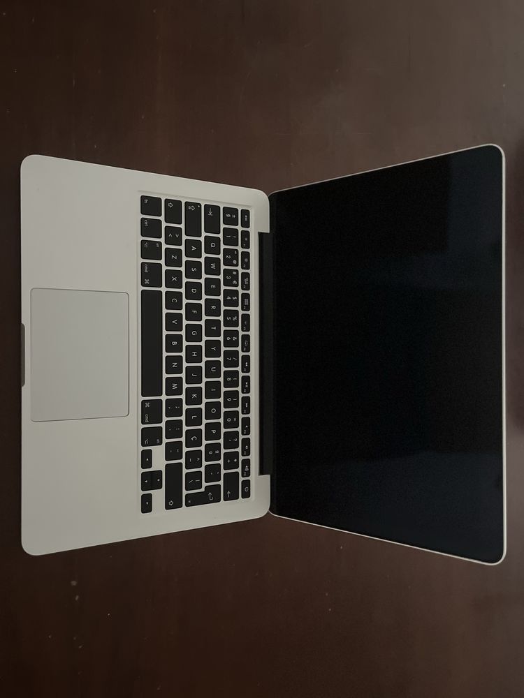 MacBook Pro com carregador