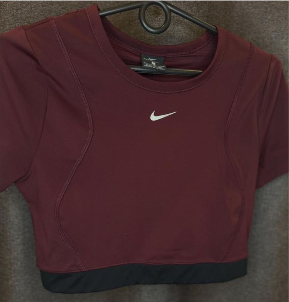 Топ nike pro aeroadapt