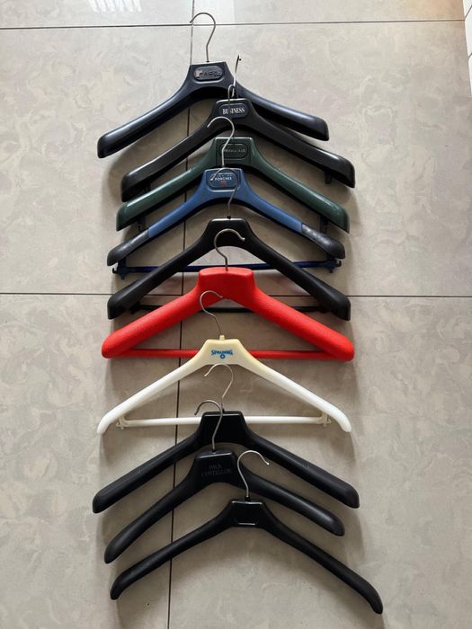 Cabides para vestuário em plastico e metal