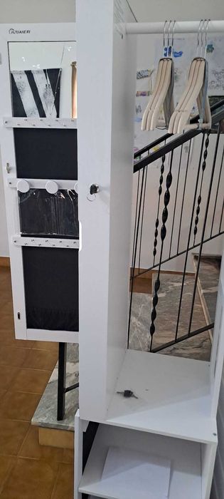 Espelho vertical com joalheiro