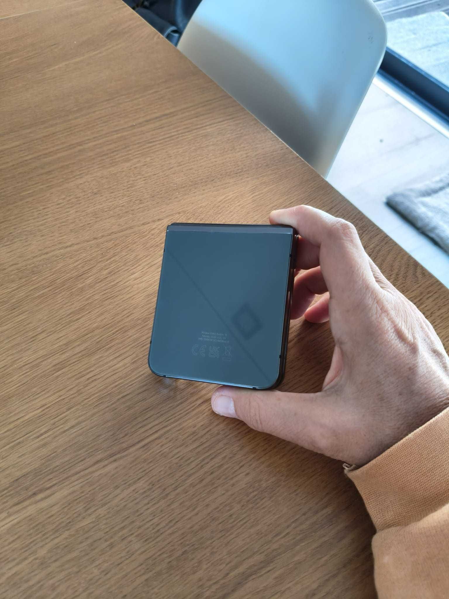Samsung Galaxy Z Flip 5 (praticamente novo)