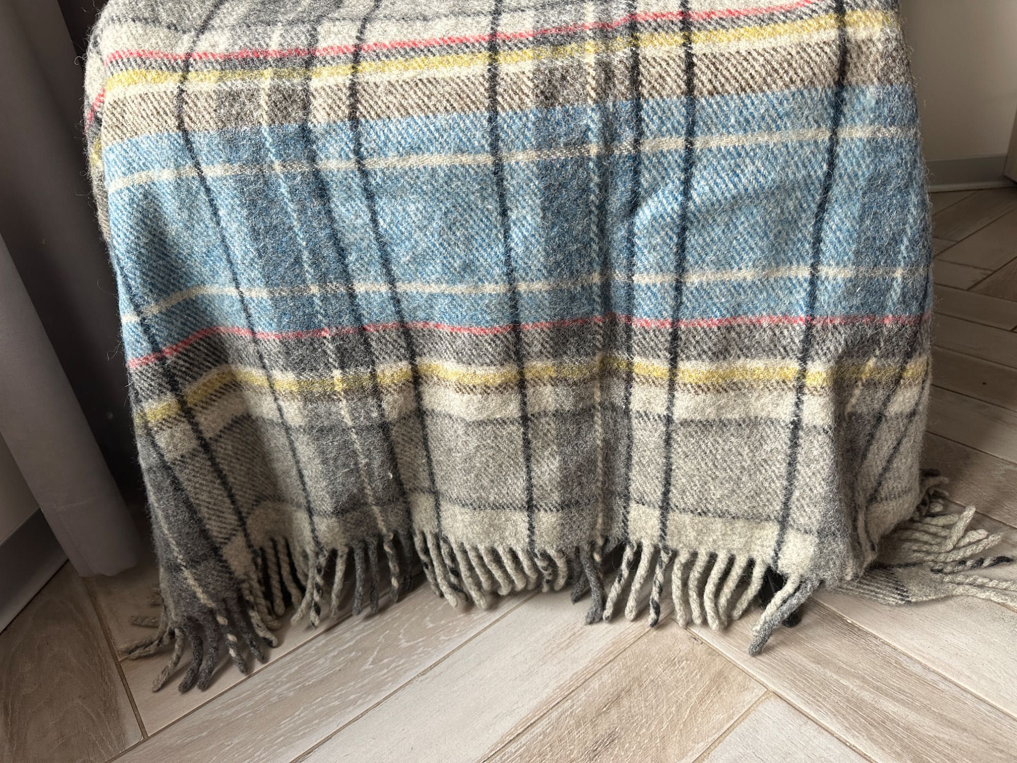 Koc - pled  motyw krata 100 % wełny 130x180