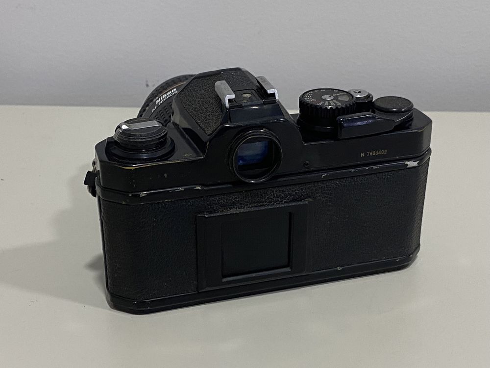 Nikon FM2 preta com lente