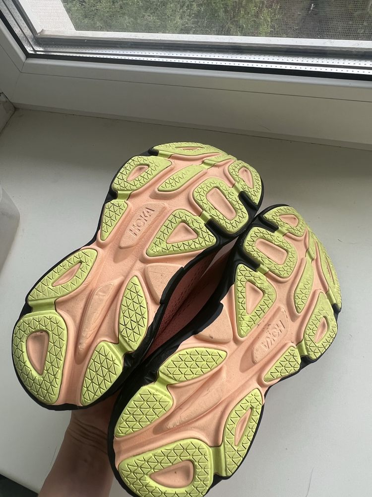 Кросівки hoka 38,5